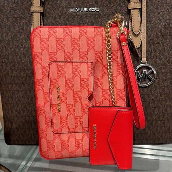 MICHAEL KORS JET SET ITEM LG 2 in 1 CARD CASE & WRISTLET
Dark Sangria
NWT - Picture 16 of 16